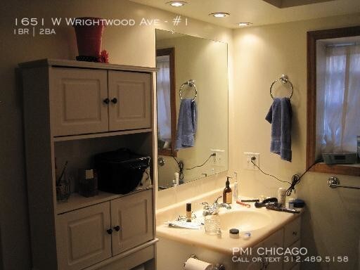 Building Photo - 1651 W Wrightwood Ave