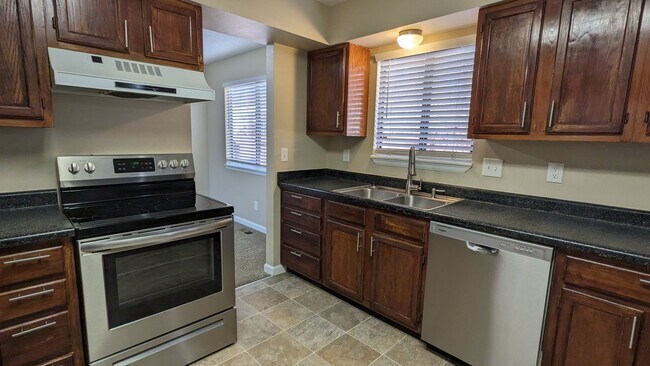 Building Photo - SPACIOUS TWO STORY 3 BED/2.5 BATH WITH FENCED BACKYARD IN CUL-DE-SAC!