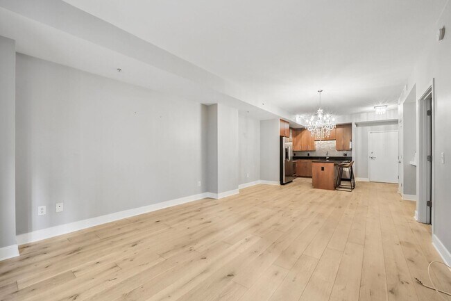 Building Photo - Available Now! High End 1 Bed/ 1 Bath in Amenity Rich Building