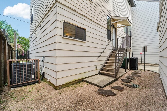 Building Photo - 2209 Bastrop St