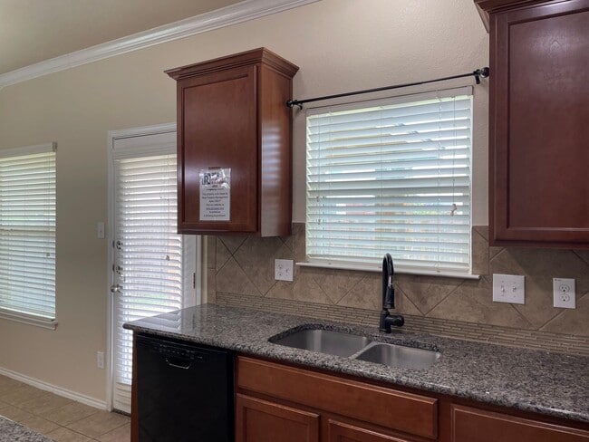 Building Photo - Application Received! 3 bed, 2 bath with B...