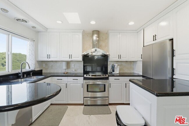 Building Photo - 6400 Pacific Ave