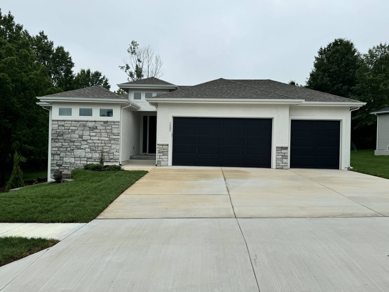 Primary Photo - 1505 SW Heartwood Dr