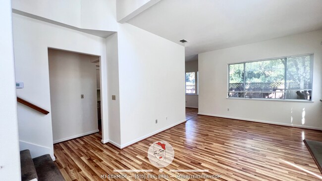 Building Photo - 303 Sutton Cir
