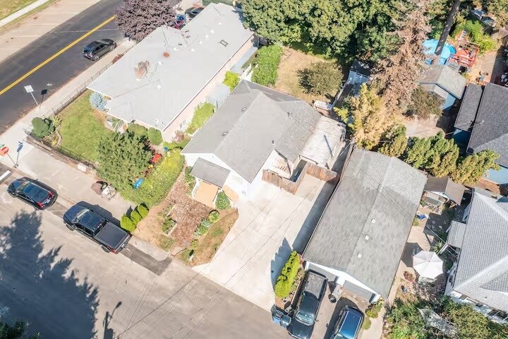 Building Photo - 1428 NE Adams St