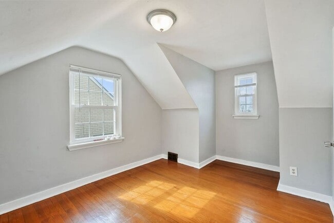 Building Photo - Recently Updated Single Family 3 Bedroom Home.  Available June 10th!