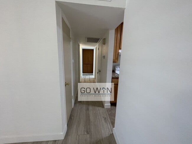 Building Photo - 4 Bed/ 2 Bath - House With Backyard!