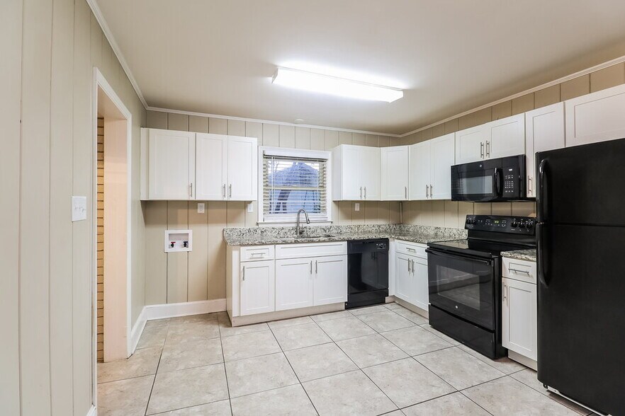 Building Photo - 3924 Broadview Dr