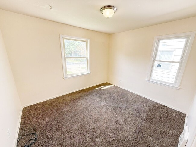 Building Photo - 3 BED 1 BATH BEAUTIFUL SINGLE FAMILY HOME ...