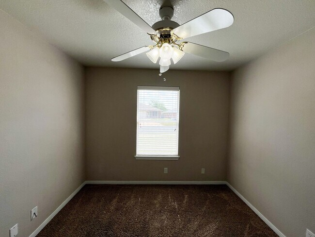 Building Photo - Available NOW  This home is centrally loca...