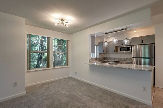 Building Photo - Charming Updated 2 Bedroom 2 Bathroom Bellevue Condo