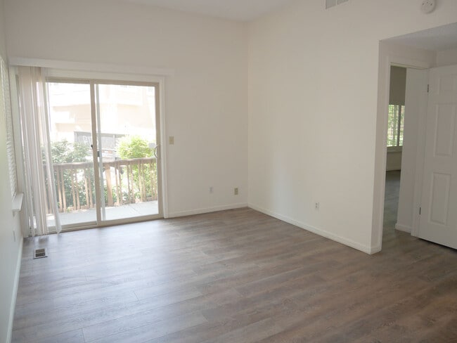 Building Photo - 5555 E Briarwood Ave