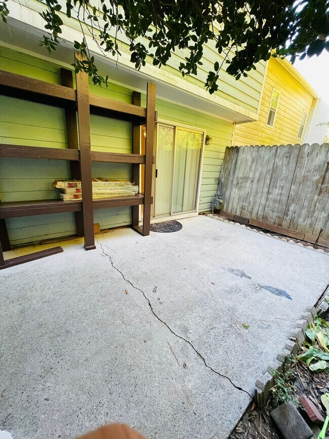 Building Photo - 406 Vineyard Pond Dr NW