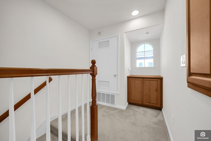 Building Photo - 584 De Guigne Dr