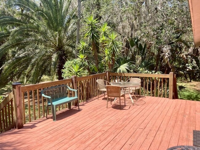 Building Photo - Captains' Lodge Old Homosassa