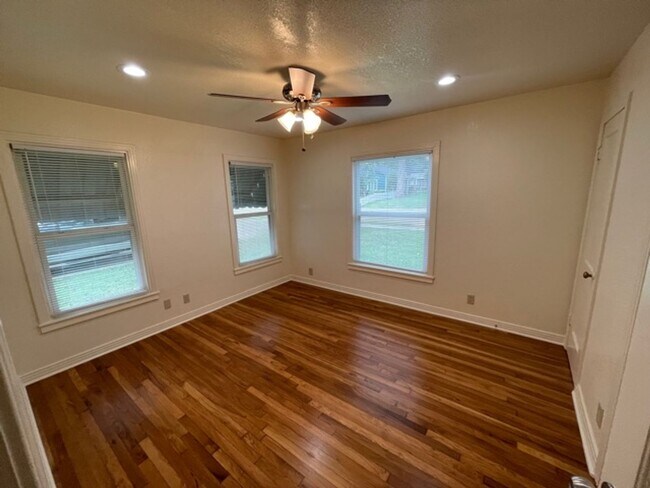 Building Photo - Nice single story home in East Ft. Worth