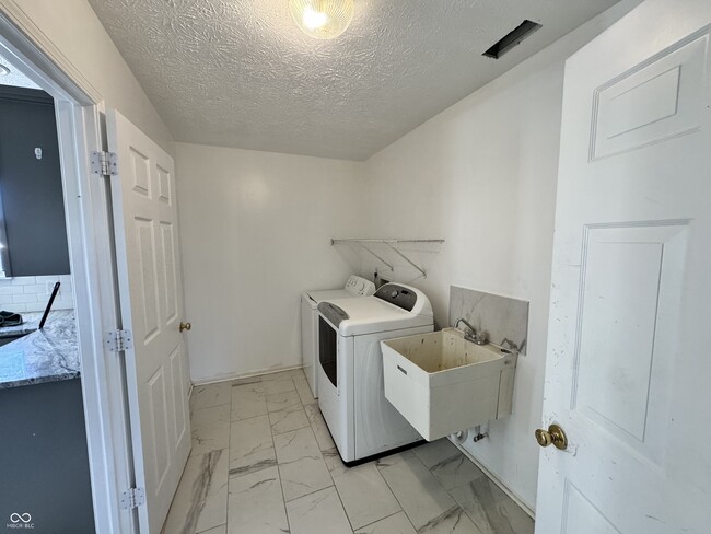 Building Photo - 3658 Pickwick Cir