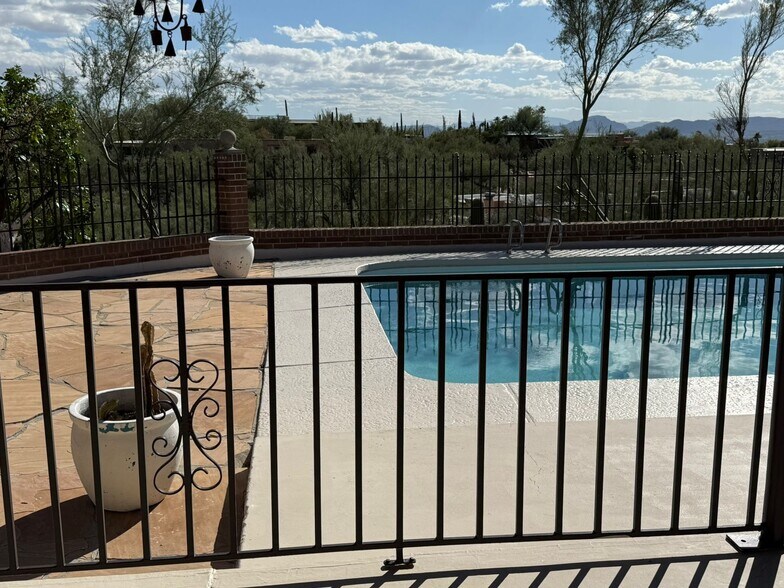 Building Photo - 1402 E Big Rock Rd