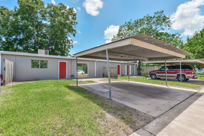 Building Photo - $899 1st 2 months! Your Family Will Love T...