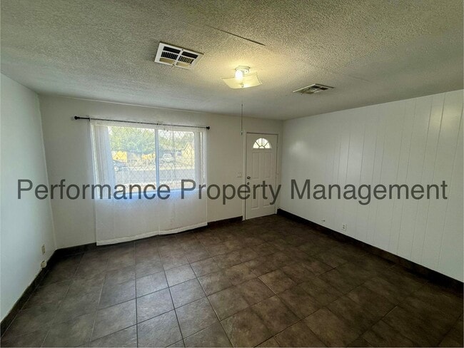 Building Photo - Cute 2 Bed/1 Bath in Lamont w/ RBP/Pest Co...