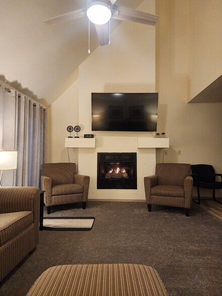 Gas fireplace on a timer, cathedral ceiling in living room - 1810 Briarwood Ct