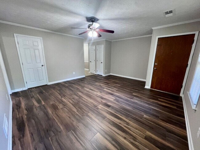 Building Photo - 4862 Valley Dale Dr SW