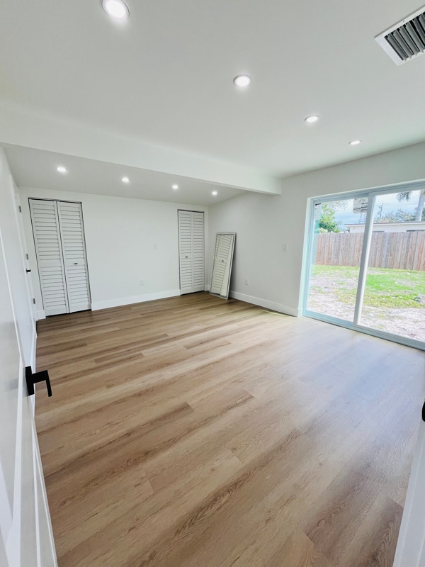 Building Photo - 1612 E River Dr