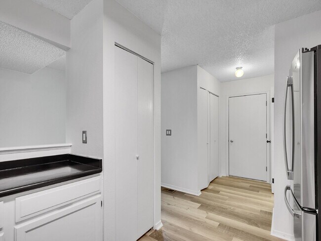 Building Photo - $2,395.00 2 bed, 2.5 bath townhome located...