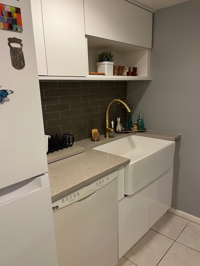 Building Photo - 896 SW 9th Street Cir