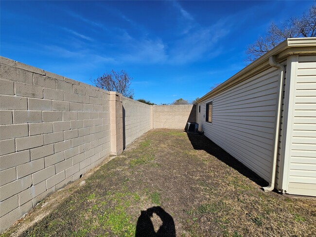 Building Photo - 8319 Wind Veil Dr