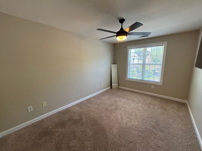 Building Photo - 3 Bed 2.5 Bath Town Home in Carleton Place ~ Students Welcome with Co-Signers!