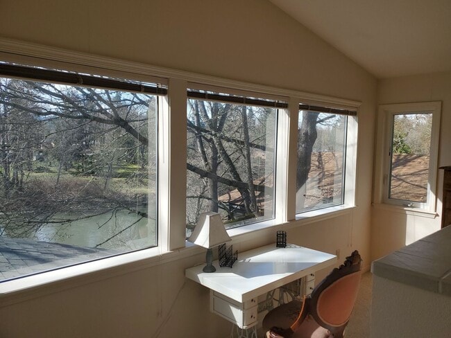 Building Photo - 3 bed  bath fully furnished home on the Ro...