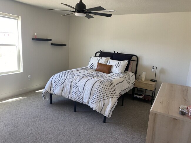 Building Photo - Breathtaking Desert Color 3 bed 2.5 bath townhome for rent!