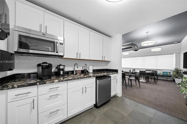 Building Photo - 401 Golden Isles Dr