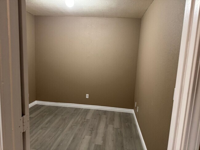 Building Photo - 2 Bedroom FAST MOVE IN!