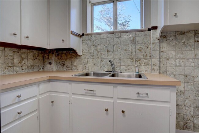 Building Photo - Spacious Sunnyside Bungalow, Finished Base...