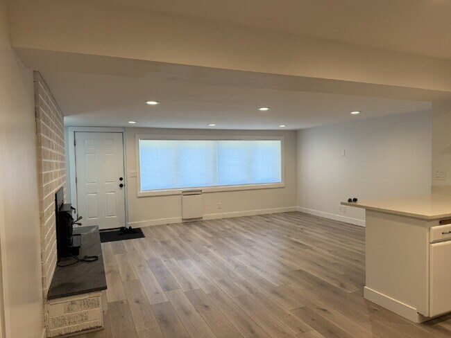 Building Photo - Spacious 3 Bedroom Unit - READY FOR MOVE IN!