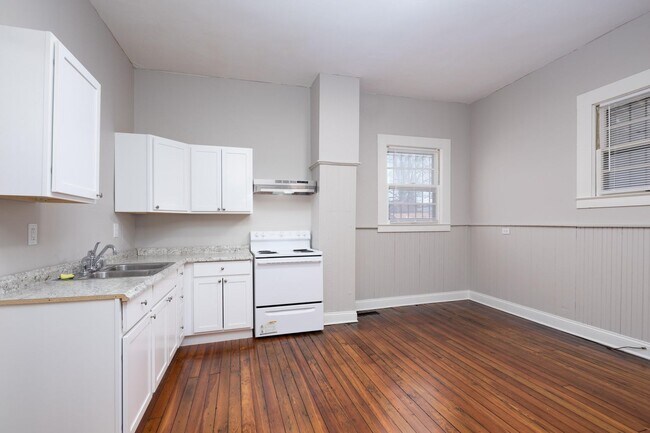 Building Photo - 564 Pemberton St