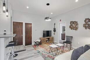 Building Photo - 518 S 13th St