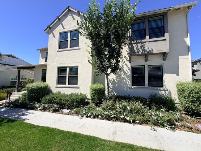 Building Photo - Elegant Rancho Mission Viejo Home with Open Floor Plan