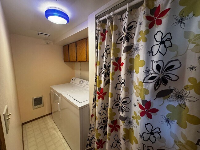 Building Photo - 2 Bedroom + Bonus Room + Loft Hansville Ho...