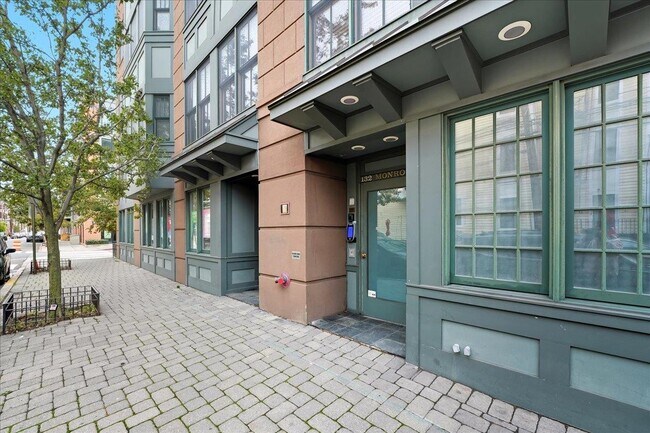 Building Photo - 132 Monroe St