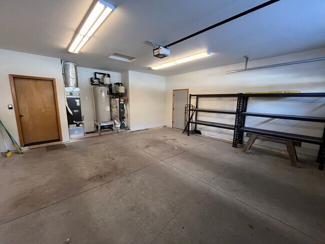 Building Photo - Spacious 3 Bed/3.5 Bath Home with Two Prim...