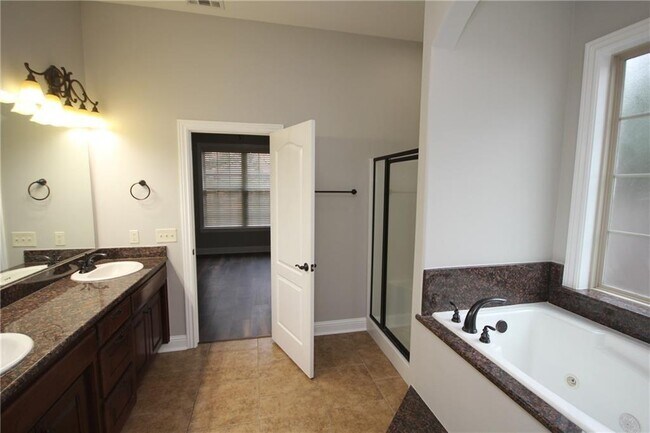 Building Photo - 610 Lyndal Ln