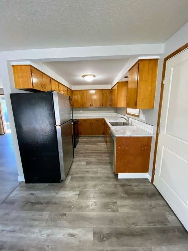 Building Photo - Large 2 bed, 1 bath Townhouse with Parking