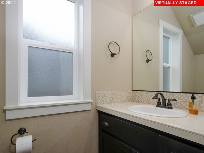 Building Photo - Gorgeous 3 Bed, 2.5 Bath Oasis!