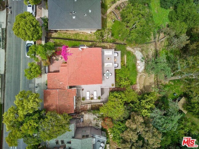 Building Photo - 3074 Lake Hollywood Dr