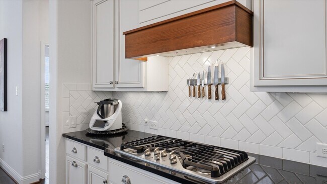 Building Photo - 14 Whispering Thicket Pl