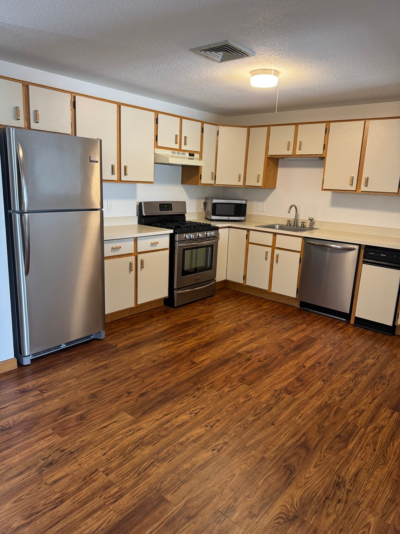 Building Photo - 2 Roedean Dr