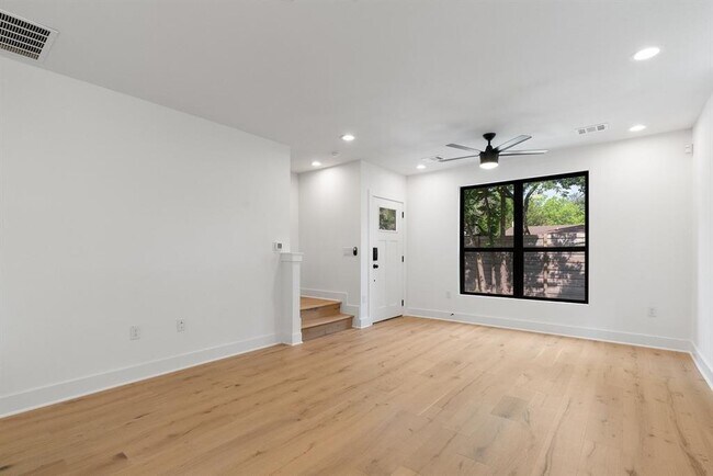 Building Photo - 2102 Eva St